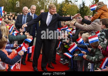 HENGEVELDE - le roi Willem-Alexander est accueilli par des écoliers à son arrivée à Kulturhus de Marke lors d'une visite au village de Hengevelde. Le village d’Overijssel bénéficie d’un climat entrepreneurial fort avec plus de 150 entreprises et plus d’un millier d’emplois. ANP VINCENT JANNINK netherlands Out - belgique Out Banque D'Images