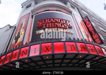 Charing Cross Road, Londres, Royaume-Uni. 7 novembre 2023. Stranger Things : The First Shadow, la pièce se prépare pour l'ouverture au Phoenix Theatre de Londres le 14 décembre. Crédit : Matthew Chattle/Alamy Live News Banque D'Images