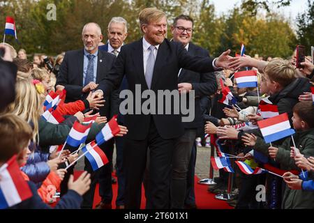 HENGEVELDE - le roi Willem-Alexander est accueilli par des écoliers à son arrivée à Kulturhus de Marke lors d'une visite au village de Hengevelde. Le village d’Overijssel bénéficie d’un climat entrepreneurial fort avec plus de 150 entreprises et plus d’un millier d’emplois. ANP VINCENT JANNINK netherlands Out - belgique Out Banque D'Images