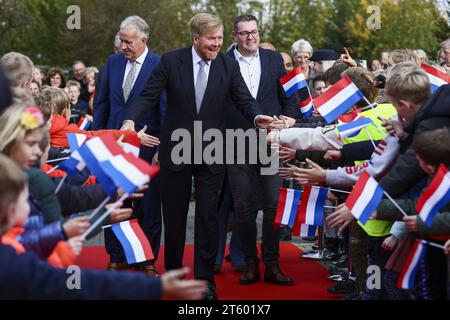 HENGEVELDE - le roi Willem-Alexander est accueilli par des écoliers à son arrivée à Kulturhus de Marke lors d'une visite au village de Hengevelde. Le village d’Overijssel bénéficie d’un climat entrepreneurial fort avec plus de 150 entreprises et plus d’un millier d’emplois. ANP VINCENT JANNINK netherlands Out - belgique Out Banque D'Images