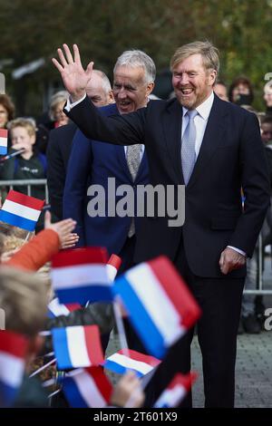 HENGEVELDE - le roi Willem-Alexander est accueilli par des écoliers à son arrivée à Kulturhus de Marke lors d'une visite au village de Hengevelde. Le village d’Overijssel bénéficie d’un climat entrepreneurial fort avec plus de 150 entreprises et plus d’un millier d’emplois. ANP VINCENT JANNINK netherlands Out - belgique Out Banque D'Images