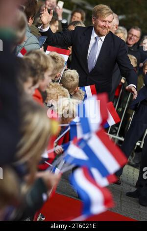 HENGEVELDE - le roi Willem-Alexander est accueilli par des écoliers à son arrivée à Kulturhus de Marke lors d'une visite au village de Hengevelde. Le village d’Overijssel bénéficie d’un climat entrepreneurial fort avec plus de 150 entreprises et plus d’un millier d’emplois. ANP VINCENT JANNINK netherlands Out - belgique Out Banque D'Images