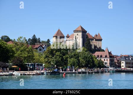 Château d'Annecy ou Château d'Annecy (c12ème-c16ème) et Quai de la Tournette au départ du Lac d'Annecy ou Lac d'Annecy haute-Savoie France Banque D'Images