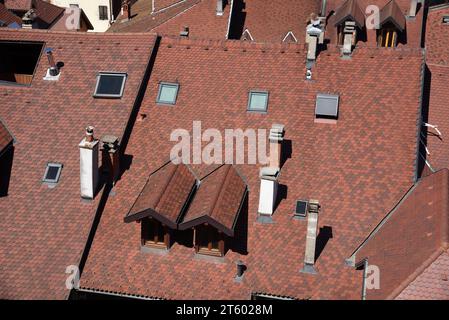 Tuiles de toit festonnées typiques, grandes cheminées, fenêtres de toit, lucarne et toits de la vieille ville ou quartier historique d'Annecy haute Savoie France Banque D'Images