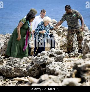 WILLEMSTAD - Princesse Beatrix lors d'une visite au parc national de Shete Boka. La visite de la Princesse Beatrix à Curaçao et Aruba est axée sur la protection des écosystèmes et les initiatives sociales. ANP KOEN VAN WEEL netherlands Out - belgique Out Banque D'Images