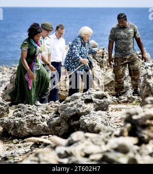 WILLEMSTAD - Princesse Beatrix lors d'une visite au parc national de Shete Boka. La visite de la Princesse Beatrix à Curaçao et Aruba est axée sur la protection des écosystèmes et les initiatives sociales. ANP KOEN VAN WEEL netherlands Out - belgique Out Banque D'Images