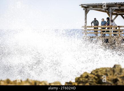 WILLEMSTAD - Princesse Beatrix lors d'une visite au parc national de Shete Boka. La visite de la Princesse Beatrix à Curaçao et Aruba est axée sur la protection des écosystèmes et les initiatives sociales. ANP KOEN VAN WEEL netherlands Out - belgique Out Banque D'Images