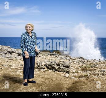 WILLEMSTAD - Princesse Beatrix lors d'une visite au parc national de Shete Boka. La visite de la Princesse Beatrix à Curaçao et Aruba est axée sur la protection des écosystèmes et les initiatives sociales. ANP KOEN VAN WEEL netherlands Out - belgique Out Banque D'Images