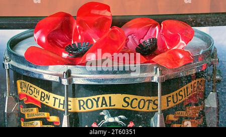 Glasgow, Écosse, Royaume-Uni. 7 novembre 2023. Souvenir dans la ville vu poppus sur un tambour régimentaire dans le musée de la rue sauchuehall. Crédit Gerard Ferry/Alamy Live News Banque D'Images