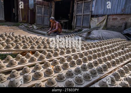 Kolkata, Inde. 06 novembre 2023. Un ouvrier trie une lampe en terre dans le village de poterie nommé Chaltaberia, à environ 40 km de la périphérie de Kolkata au Bengale occidental. Tout le village est en plein rythme de la production de lampes en terre et d'idoles avant le festival Diwali en Inde. Lampes en terre vendues dans toutes les villes indiennes comme Kolkata, Delhi, Mumbai, Hyderabad, Gujarat, Assam, Patna et Rajasthan, surtout pendant la saison des festivals. Même les lampes en terre sont exportées vers l'extérieur de l'Inde avant les célébrations de Diwali. (Photo Dipayan Bose/SOPA Images/Sipa USA) crédit : SIPA USA/Alamy Live News Banque D'Images