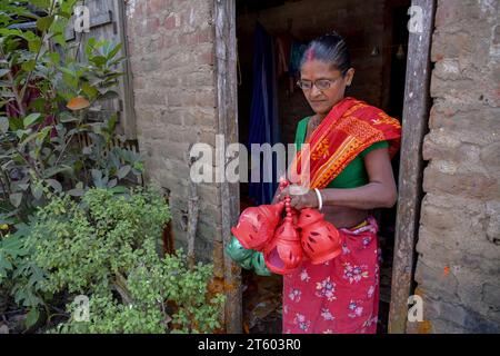 Kolkata, Inde. 06 novembre 2023. Un ouvrier trie une lampe en terre dans le village de poterie nommé Chaltaberia, à environ 40 km de la périphérie de Kolkata au Bengale occidental. Tout le village est en plein rythme de la production de lampes en terre et d'idoles avant le festival Diwali en Inde. Lampes en terre vendues dans toutes les villes indiennes comme Kolkata, Delhi, Mumbai, Hyderabad, Gujarat, Assam, Patna et Rajasthan, surtout pendant la saison des festivals. Même les lampes en terre sont exportées vers l'extérieur de l'Inde avant les célébrations de Diwali. (Photo Dipayan Bose/SOPA Images/Sipa USA) crédit : SIPA USA/Alamy Live News Banque D'Images