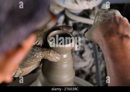 Kolkata, Inde. 06 novembre 2023. Un ouvrier fabrique une lampe en terre dans le village de poterie nommé Chaltaberia, à environ 40 km de la périphérie de Kolkata au Bengale occidental. Tout le village est en plein rythme de la production de lampes en terre et d'idoles avant le festival Diwali en Inde. Lampes en terre vendues dans toutes les villes indiennes comme Kolkata, Delhi, Mumbai, Hyderabad, Gujarat, Assam, Patna et Rajasthan, surtout pendant la saison des festivals. Même les lampes en terre sont exportées vers l'extérieur de l'Inde avant les célébrations de Diwali. (Photo Dipayan Bose/SOPA Images/Sipa USA) crédit : SIPA USA/Alamy Live News Banque D'Images