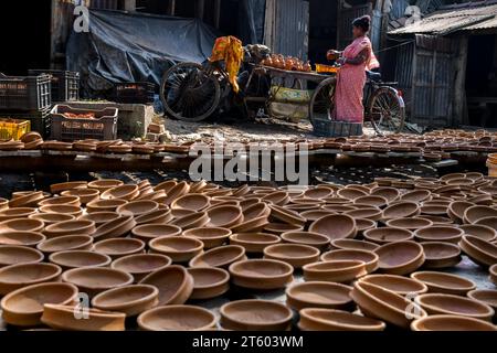 Kolkata, Inde. 06 novembre 2023. Un ouvrier colore une lampe en terre dans le village de poterie nommé Chaltaberia, à environ 40 km de la périphérie de Kolkata au Bengale occidental. Tout le village est en plein rythme de la production de lampes en terre et d'idoles avant le festival Diwali en Inde. Lampes en terre vendues dans toutes les villes indiennes comme Kolkata, Delhi, Mumbai, Hyderabad, Gujarat, Assam, Patna et Rajasthan, surtout pendant la saison des festivals. Même les lampes en terre sont exportées vers l'extérieur de l'Inde avant les célébrations de Diwali. (Photo Dipayan Bose/SOPA Images/Sipa USA) crédit : SIPA USA/Alamy Live News Banque D'Images