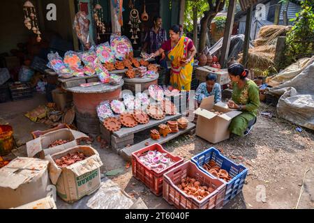 Kolkata, Inde. 06 novembre 2023. Un magasin de lampe en terre au bord de la route dans le village de poterie nommé Chaltaberia, à environ 40 km de la périphérie de Kolkata dans le Bengale occidental. Tout le village est en plein rythme de la production de lampes en terre et d'idoles avant le festival Diwali en Inde. Lampes en terre vendues dans toutes les villes indiennes comme Kolkata, Delhi, Mumbai, Hyderabad, Gujarat, Assam, Patna et Rajasthan, surtout pendant la saison des festivals. Même les lampes en terre sont exportées vers l'extérieur de l'Inde avant les célébrations de Diwali. (Photo Dipayan Bose/SOPA Images/Sipa USA) crédit : SIPA USA/Alamy Live News Banque D'Images