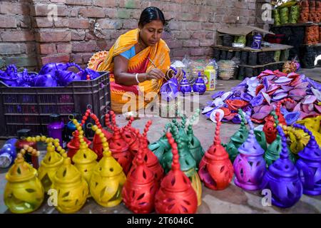 Kolkata, Inde. 06 novembre 2023. Un ouvrier colore une lampe en terre dans le village de poterie nommé Chaltaberia, à environ 40 km de la périphérie de Kolkata au Bengale occidental. Tout le village est en plein rythme de la production de lampes en terre et d'idoles avant le festival Diwali en Inde. Lampes en terre vendues dans toutes les villes indiennes comme Kolkata, Delhi, Mumbai, Hyderabad, Gujarat, Assam, Patna et Rajasthan, surtout pendant la saison des festivals. Même les lampes en terre sont exportées vers l'extérieur de l'Inde avant les célébrations de Diwali. (Photo Dipayan Bose/SOPA Images/Sipa USA) crédit : SIPA USA/Alamy Live News Banque D'Images