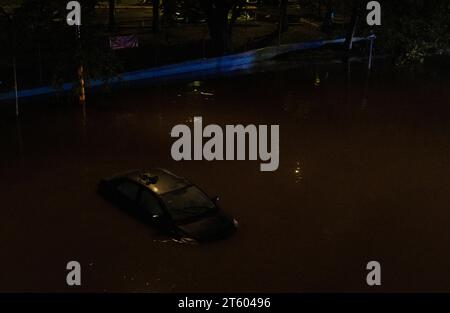 San Juan, États-Unis. 06 novembre 2023. Une voiture laissée bloquée par des inondations après de fortes pluies à San Juan, Porto Rico, le mardi 6 novembre 2023. Les inondations ont provoqué une circulation intense et forcé de nombreuses personnes à laisser leur voiture dans l'eau pour s'enfuir en lieu sûr. C’est la deuxième fois en moins de deux semaines que San Juan est témoin de ce type d’inondation. (Photo de Carlos Berrios Polanco/Sipa USA) crédit : SIPA USA/Alamy Live News Banque D'Images