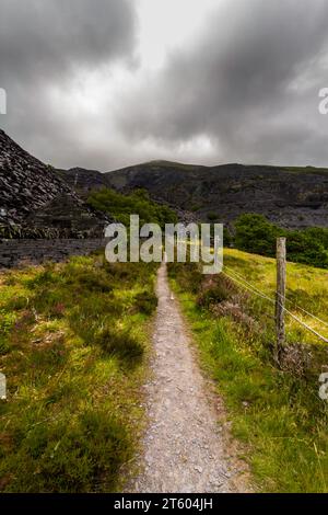 Chemin depuis la carrière d'ardoise Dinorwic dans Snowdonia ou Eryri National Park, North Wales, UK, portrait Banque D'Images