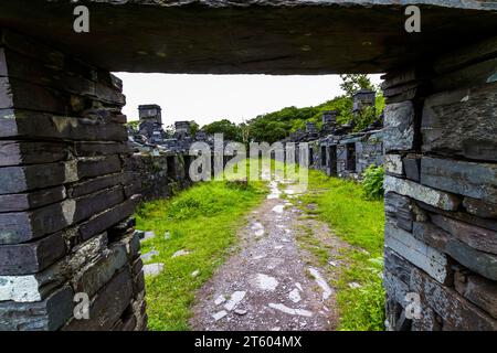 Entrée à Anglesey Barracks, hébergement abandonné à la carrière d'ardoise Dinorwic à Snowdonia ou Eryri National Park, North Wales, UK, paysage Banque D'Images