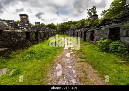 Entrée à Anglesey Barracks, hébergement abandonné à la carrière d'ardoise Dinorwic dans Snowdonia ou Eryri National Park, North Wales, UK, paysage, large a Banque D'Images