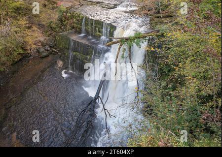 Cascade de Sgwd Clun-gwyn sur Afon Mellte, Bannau Brycheiniog, pays de Galles, Royaume-Uni Banque D'Images