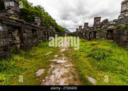 Entrée à Anglesey Barracks, hébergement abandonné à la carrière d'ardoise Dinorwic dans Snowdonia ou Eryri National Park, North Wales, UK, paysage, large a Banque D'Images