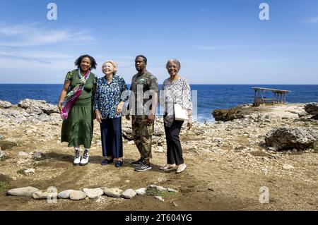 WILLEMSTAD - Princesse Beatrix lors d'une visite au parc national de Shete Boka. La visite de la Princesse Beatrix à Curaçao et Aruba est axée sur la protection des écosystèmes et les initiatives sociales. ANP KOEN VAN WEEL netherlands Out - belgique Out Banque D'Images