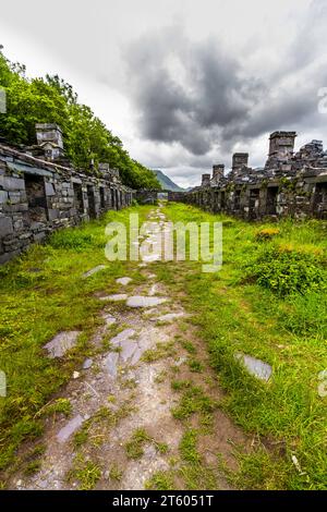 Entrée à Anglesey Barracks, hébergement abandonné à la carrière d'ardoise Dinorwic à Snowdonia ou Eryri National Park, North Wales, UK, portrait, Wide an Banque D'Images