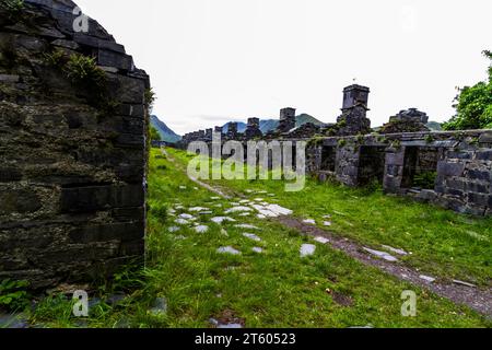 Entrée à Anglesey Barracks, hébergement abandonné à la carrière d'ardoise Dinorwic à Snowdonia ou Eryri National Park, North Wales, UK, portrait, Wide an Banque D'Images