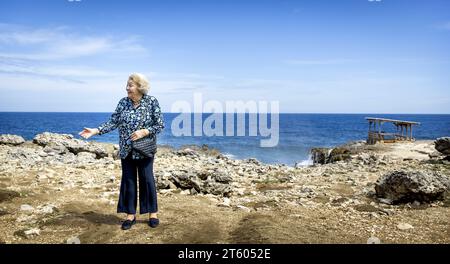 WILLEMSTAD - Princesse Beatrix lors d'une visite au parc national de Shete Boka. La visite de la Princesse Beatrix à Curaçao et Aruba est axée sur la protection des écosystèmes et les initiatives sociales. ANP KOEN VAN WEEL netherlands Out - belgique Out Banque D'Images