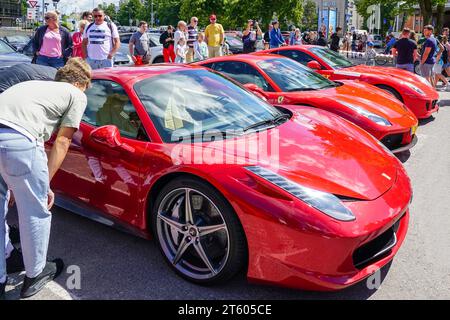 Liepaja, Lettonie- 20 juillet 2023 : événement européen des propriétaires de voitures Ferrari et salon automobile public, Ferrari 458 Italia en premier plan Banque D'Images