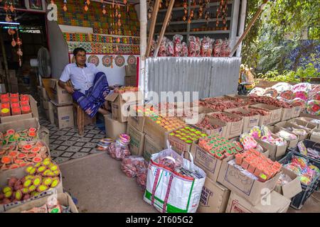 Kolkata, Bengale occidental, Inde. 6 novembre 2023. Un magasin de lampe en terre au bord de la route dans le village de poterie nommé Chaltaberia, à environ 40 km de la périphérie de Kolkata dans le Bengale occidental. Tout le village est en plein rythme de la production de lampes en terre et d'idoles avant le festival Diwali en Inde. Lampes en terre vendues dans toutes les villes indiennes comme Kolkata, Delhi, Mumbai, Hyderabad, Gujarat, Assam, Patna et Rajasthan, surtout pendant la saison des festivals. Même les lampes en terre sont exportées vers l'extérieur de l'Inde avant les célébrations de Diwali. (Image de crédit : © Dipayan Bose/SOPA Images via ZUMA Press Wire) ÉDITORIAL Banque D'Images