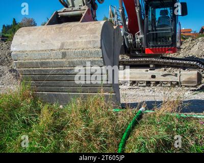 Vue grand angle de l'extérieur d'un godet de pelle lourde sur un chantier de construction en Bavière en été. Banque D'Images