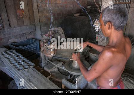 Kolkata, Bengale occidental, Inde. 6 novembre 2023. Un ouvrier fabrique une lampe en terre dans le village de poterie nommé Chaltaberia, à environ 40 km de la périphérie de Kolkata au Bengale occidental. Tout le village est en plein rythme de la production de lampes en terre et d'idoles avant le festival Diwali en Inde. Lampes en terre vendues dans toutes les villes indiennes comme Kolkata, Delhi, Mumbai, Hyderabad, Gujarat, Assam, Patna et Rajasthan, surtout pendant la saison des festivals. Même les lampes en terre sont exportées vers l'extérieur de l'Inde avant les célébrations de Diwali. (Image de crédit : © Dipayan Bose/SOPA Images via ZUMA Press Wire) ÉDITORIAL Banque D'Images