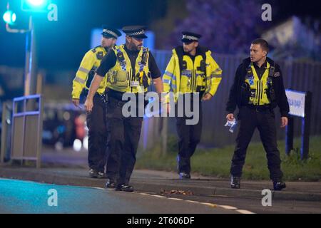 Activité policière à Horsforth, Leeds, après qu'un garçon de 15 ans ait été emmené à l'hôpital dans un état critique après avoir été agressé près d'une école. La police du West Yorkshire a déclaré que l'adolescent a été grièvement blessé dans le quartier de Town Street à Horsforth, juste avant 3 heures mardi. Un autre adolescent a été arrêté. Date de la photo : mardi 7 novembre 2023. Banque D'Images