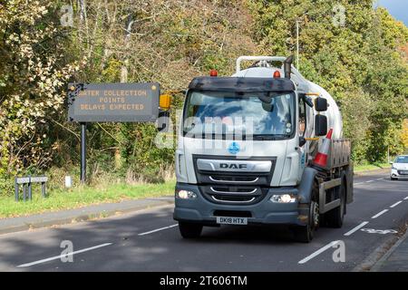 Godalming, Royaume-Uni. 7 novembre 2023. Un camion Thames Water passe devant un avis public situé en bordure de route à Godalming, Surrey, au sujet des points de collecte d'eau. À la suite d'une faille au Thames Water Shalford Water Treatment Works, certains résidents et entreprises de Surrey sont toujours sans eau. Le Forum sur la résilience locale a déclaré dimanche que les problèmes d’approvisionnement en eau étaient un incident majeur. Thames Water a signalé qu'environ 90% des personnes initialement touchées ont maintenant de l'eau fournie à nouveau, cependant, les SAS dans certains tuyaux doivent être enlevés par leurs ingénieurs pour rétablir l'approvisionnement de tous leurs clients restants. Meanw Banque D'Images