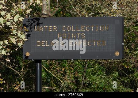 Godalming, Royaume-Uni. 7 novembre 2023. Un avis public sur la route à Godalming, Surrey, au sujet des points de collecte d'eau. À la suite d'une faille au Thames Water Shalford Water Treatment Works, certains résidents et entreprises de Surrey sont toujours sans eau. Le Forum sur la résilience locale a déclaré dimanche que les problèmes d’approvisionnement en eau étaient un incident majeur. Thames Water a signalé qu'environ 90% des personnes initialement touchées ont maintenant de l'eau fournie à nouveau, cependant, les SAS dans certains tuyaux doivent être enlevés par leurs ingénieurs pour rétablir l'approvisionnement de tous leurs clients restants. Pendant ce temps, Thames Water sont toujours là Banque D'Images