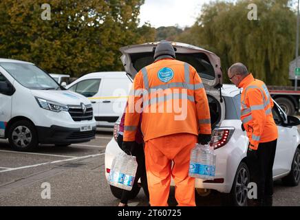 Godalming, Royaume-Uni. 7 novembre 2023. Thames Water distribuait aujourd'hui de l'eau potable aux clients de Godalming, Surrey. À la suite d'une faille au Thames Water Shalford Water Treatment Works, certains résidents et entreprises de Surrey sont toujours sans eau. Le Forum sur la résilience locale a déclaré dimanche que les problèmes d’approvisionnement en eau étaient un incident majeur. Thames Water a signalé qu'environ 90% des personnes initialement touchées ont maintenant de l'eau fournie à nouveau, cependant, les SAS dans certains tuyaux doivent être enlevés par leurs ingénieurs pour rétablir l'approvisionnement de tous leurs clients restants. Crédit : Maur Banque D'Images