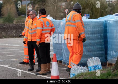 Godalming, Royaume-Uni. 7 novembre 2023. Thames Water distribuait aujourd'hui de l'eau potable aux clients de Godalming, Surrey. À la suite d'une faille au Thames Water Shalford Water Treatment Works, certains résidents et entreprises de Surrey sont toujours sans eau. Le Forum sur la résilience locale a déclaré dimanche que les problèmes d’approvisionnement en eau étaient un incident majeur. Thames Water a signalé qu'environ 90% des personnes initialement touchées ont maintenant de l'eau fournie à nouveau, cependant, les SAS dans certains tuyaux doivent être enlevés par leurs ingénieurs pour rétablir l'approvisionnement de tous leurs clients restants. Crédit : Maur Banque D'Images