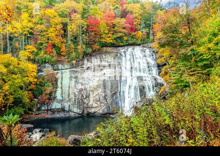 Rainbow Falls en automne, une chute d'eau dans l'ouest de la Caroline du Nord, sur la rivière Horsepasture dans la forêt nationale de Pisgah. Banque D'Images