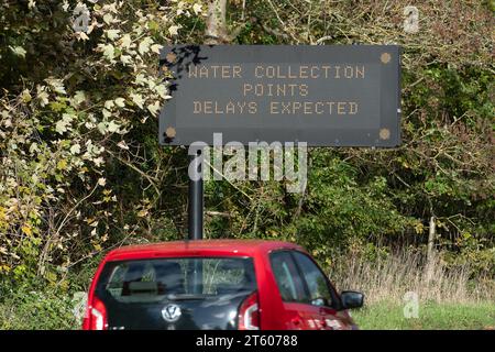 Godalming, Royaume-Uni. 7 novembre 2023. Un avis public sur la route à Godalming, Surrey, au sujet des points de collecte d'eau. À la suite d'une faille au Thames Water Shalford Water Treatment Works, certains résidents et entreprises de Surrey sont toujours sans eau. Le Forum sur la résilience locale a déclaré dimanche que les problèmes d’approvisionnement en eau étaient un incident majeur. Thames Water a signalé qu'environ 90% des personnes initialement touchées ont maintenant de l'eau fournie à nouveau, cependant, les SAS dans certains tuyaux doivent être enlevés par leurs ingénieurs pour rétablir l'approvisionnement de tous leurs clients restants. Pendant ce temps, Thames Water sont toujours là Banque D'Images