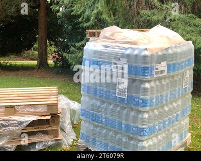 Godalming, Royaume-Uni. 7 novembre 2023. Approvisionnement en eau embouteillée au Robertson Nursing Home de Godalming, Surrey. À la suite d'une faille au Thames Water Shalford Water Treatment Works, certains résidents et entreprises de Surrey sont toujours sans eau. Le Forum sur la résilience locale a déclaré dimanche que les problèmes d’approvisionnement en eau étaient un incident majeur. Thames Water a signalé qu'environ 90% des personnes initialement touchées ont maintenant de l'eau fournie à nouveau, cependant, les SAS dans certains tuyaux doivent être enlevés par leurs ingénieurs pour rétablir l'approvisionnement de tous leurs clients restants. Pendant ce temps, Thames Water sont encore h Banque D'Images