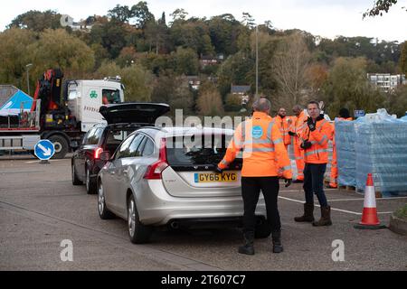 Godalming, Royaume-Uni. 7 novembre 2023. Thames Water distribuait aujourd'hui de l'eau potable aux clients de Godalming, Surrey. À la suite d'une faille au Thames Water Shalford Water Treatment Works, certains résidents et entreprises de Surrey sont toujours sans eau. Le Forum sur la résilience locale a déclaré dimanche que les problèmes d’approvisionnement en eau étaient un incident majeur. Thames Water a signalé qu'environ 90% des personnes initialement touchées ont maintenant de l'eau fournie à nouveau, cependant, les SAS dans certains tuyaux doivent être enlevés par leurs ingénieurs pour rétablir l'approvisionnement de tous leurs clients restants. Crédit : Maur Banque D'Images