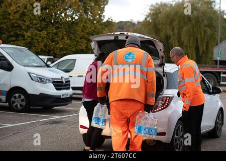 Godalming, Royaume-Uni. 7 novembre 2023. Thames Water distribuait aujourd'hui de l'eau potable aux clients de Godalming, Surrey. À la suite d'une faille au Thames Water Shalford Water Treatment Works, certains résidents et entreprises de Surrey sont toujours sans eau. Le Forum sur la résilience locale a déclaré dimanche que les problèmes d’approvisionnement en eau étaient un incident majeur. Thames Water a signalé qu'environ 90% des personnes initialement touchées ont maintenant de l'eau fournie à nouveau, cependant, les SAS dans certains tuyaux doivent être enlevés par leurs ingénieurs pour rétablir l'approvisionnement de tous leurs clients restants. Crédit : Maur Banque D'Images