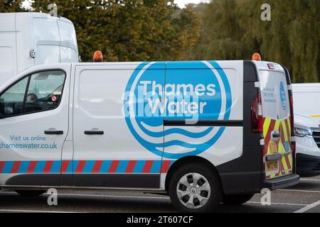 Godalming, Royaume-Uni. 7 novembre 2023. Thames Water distribuait aujourd'hui de l'eau potable aux clients de Godalming, Surrey. À la suite d'une faille au Thames Water Shalford Water Treatment Works, certains résidents et entreprises de Surrey sont toujours sans eau. Le Forum sur la résilience locale a déclaré dimanche que les problèmes d’approvisionnement en eau étaient un incident majeur. Thames Water a signalé qu'environ 90% des personnes initialement touchées ont maintenant de l'eau fournie à nouveau, cependant, les SAS dans certains tuyaux doivent être enlevés par leurs ingénieurs pour rétablir l'approvisionnement de tous leurs clients restants. Crédit : Maur Banque D'Images