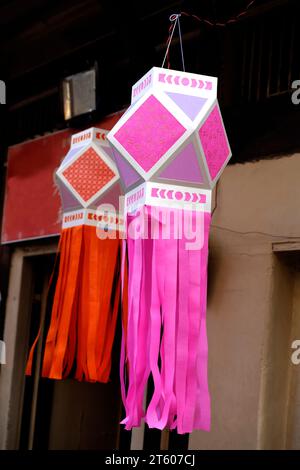 Pune, Maharashtra, Inde, 06 novembre 2023 - lanternes traditionnelles colorées de diverses formes Akash kandil (lampes décoratives Diwali) accrochez-vous à la boutique latérale. Banque D'Images