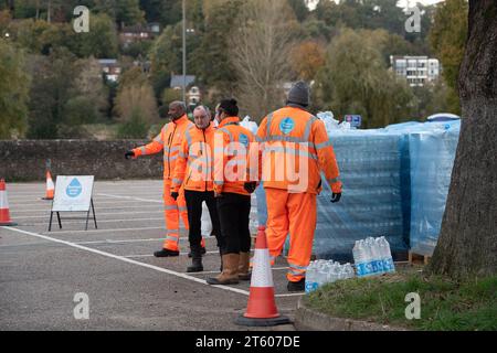 Godalming, Royaume-Uni. 7 novembre 2023. Thames Water distribuait aujourd'hui de l'eau potable aux clients de Godalming, Surrey. À la suite d'une faille au Thames Water Shalford Water Treatment Works, certains résidents et entreprises de Surrey sont toujours sans eau. Le Forum sur la résilience locale a déclaré dimanche que les problèmes d’approvisionnement en eau étaient un incident majeur. Thames Water a signalé qu'environ 90% des personnes initialement touchées ont maintenant de l'eau fournie à nouveau, cependant, les SAS dans certains tuyaux doivent être enlevés par leurs ingénieurs pour rétablir l'approvisionnement de tous leurs clients restants. Crédit : Maur Banque D'Images