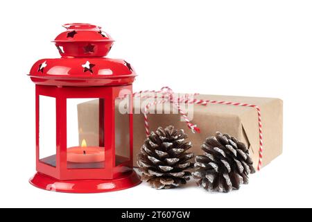 Lanterne rouge brûlante avec boîte cadeau de Noël et branche de sapin vert isolée sur fond blanc Banque D'Images
