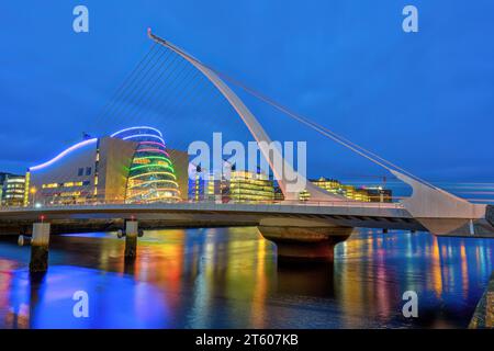 Le pont Samuel Beckett à Dublin, Irlande, au crépuscule Banque D'Images