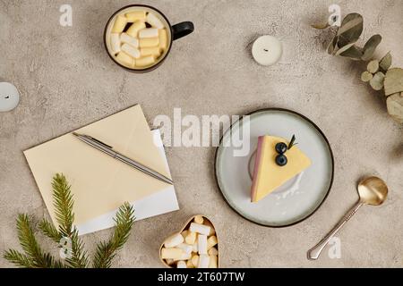 Esprit de Noël, enveloppes postales et stylo près du pudding et chocolat chaud aux guimauves Banque D'Images