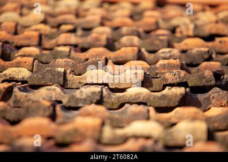 Détail d'un vieux toit de tuiles sur une vieille maison. Texture Banque D'Images